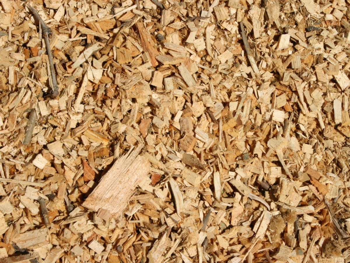 Nahaufnahme von locker verteiltem Holzschnitzel als Fallschutz