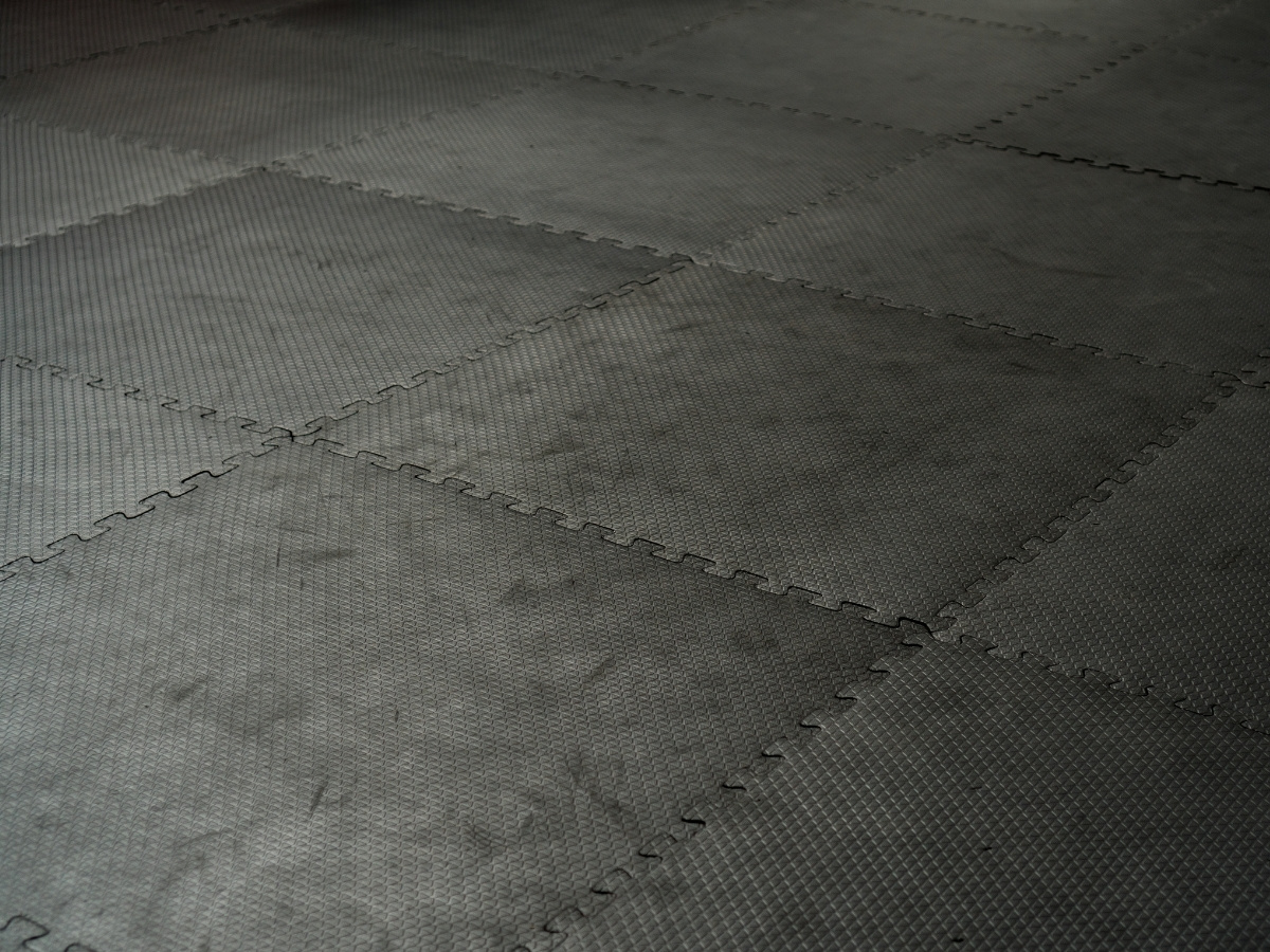 Boden aus ineinandergreifenden, strukturierten Fallschutzmatten